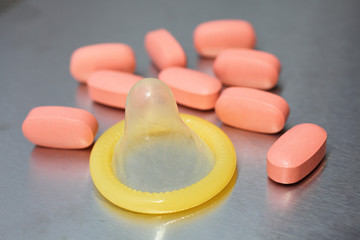 Résumé possible de la question : Le Viagra et le sildénafil peuvent-ils provoquer divers effets secondaires physiques, notamment des problèmes de peau, des douleurs articulaires et des douleurs thoraciques ?